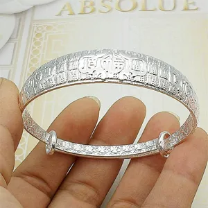 Vista dettagliata del bracciale rigido placcato in argento regolabile con caratteri Fu