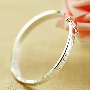 Dettaglio del bracciale rigido retrò placcato argento con incisione LOVE e trama