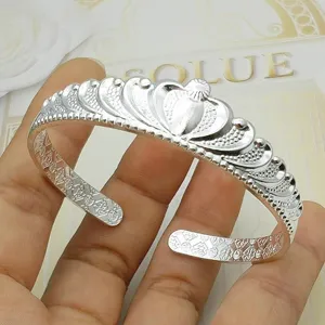 Dettaglio ravvicinato di un bracciale etnico retrò in argento Miao con motivo a stelle