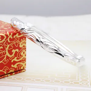 Dettaglio di un bracciale vintage stile argento Miao con incisioni floreali.