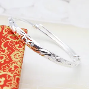 Dettaglio del bracciale etnico placcato argento con incisioni tradizionali fini