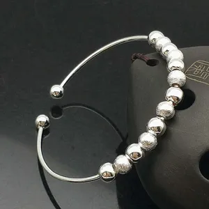 Bracciale rigido aperto retrò placcato argento con perline satinate e lucide stile etnico.