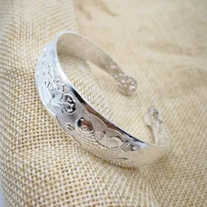 Bracciale rigido aperto stile etnico vintage placcato argento con motivo carpa koi e loto