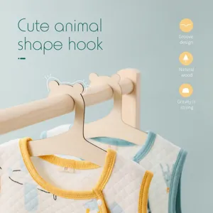 Süßer Holzkleiderbügel mit Bärenohren Design, ideal für Kinderzimmer und Babykleidung Aufbewahrung.