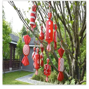 Grandes decoraciones colgantes de caramelos rojos y blancos para navidad y accesorios foto.