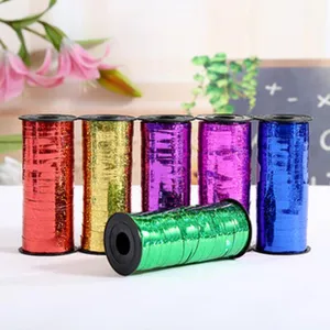 Kleurrijke holografische ballonlinten op plastic spoelen, ideaal voor feestdecoratie.