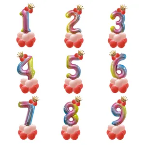 Globos de aluminio con números degradados arco iris y corona para fiesta de cumpleaños.
