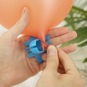 Détail en gros plan de l'outil de nouage de ballons en plastique, accessoire de fête.