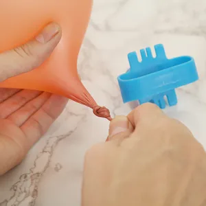 Outil de nouage de ballon en plastique pratique pour attacher facilement les ballons.