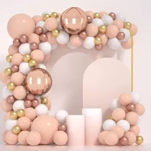 Kit d'arche de ballons avec des ballons rose blanc et des piliers de présentation.