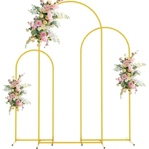 Goldener Hochzeitsbogen aus Metall mit rosa künstlicher Blumendekoration im Detail.
