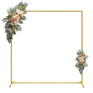 Vue détaillée de l'arche de mariage carrée en métal doré avec décoration florale.