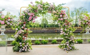 Support de fond d'arche de mariage en métal carré doré décoré de fleurs roses pour fête.
