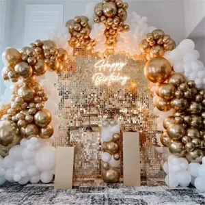 Détails du fond de mur de sequins de fête, panneaux scintillants et arche de ballons élégante.