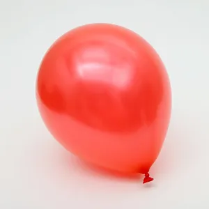 Ballon en latex nacré rouge pour fête mariage anniversaire décoration vue de détail