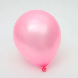 Ballon en latex perlé rose, vue de détail, idéal pour fête d'anniversaire et mariage festif.