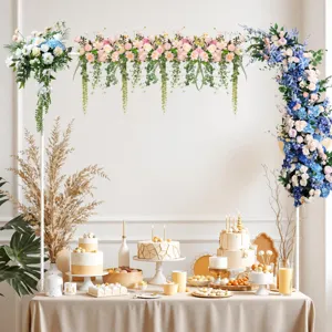 Vista detallada del soporte de arco de mesa ajustable con hermosas decoraciones florales para fiestas.