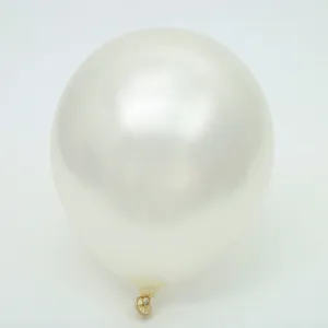 Gros plan ballon en latex blanc perlé, texture épaisse, idéal pour mariage, anniversaire et fête déco.