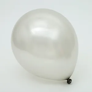 Ballon en latex blanc perle avec finition metallique elegante, ideal pour fetes et mariages.