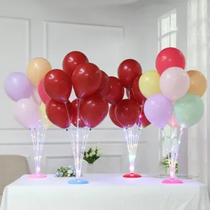 Vista detallada del soporte para globos LED de mesa con decoración de fiesta colorida.