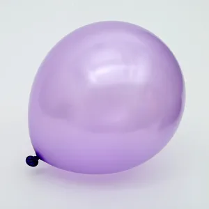 Détail de ballon en latex violet perlé, parfait pour la fête et la décoration de mariage.