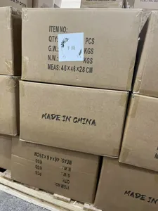 Vue détaillée des cartons d'emballage pour support d'arche métallique, photo d'entrepôt.