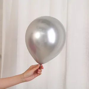 Gros plan d'un ballon en latex argenté métallique brilliant, idéal pour les fêtes.