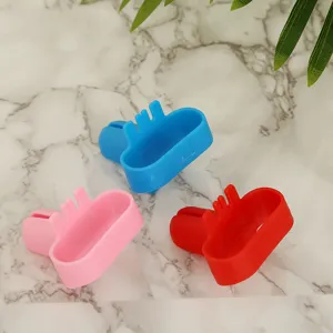 Gros plan détaillé d'outils en plastique coloré pour attacher des ballons sur du marbre.