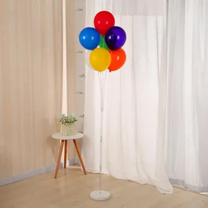 Vista detallada del soporte para globos con globos coloridos y barra de base transparente.