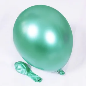 Gros plan d'un ballon en latex vert metallique de 10 pouces pour decoration de fete.