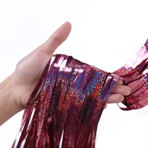 Primo piano della tenda a frange olografica rossa lucida che mostra la consistenza scintillante.