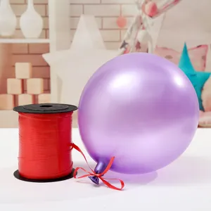 Paarse ballon en rode lintspoel set voor feestdecoratie, bruiloft en geschenkverpackking.