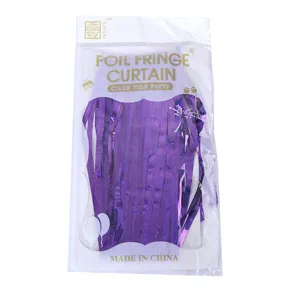 Dettaglio tenda a frange metallizzate viola, consistenza brillante per decorazione festa.