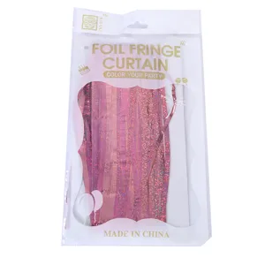 Dettaglio tenda di frange in alluminio rosa, ideale per decorare feste e compleanni.