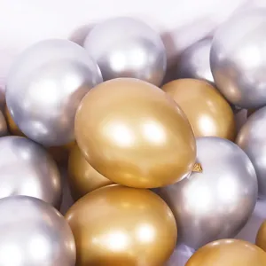Vue de détail de ballons en latex métalliques, ballons dorés et argentés pour fêtes.