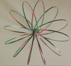 Regenbogen Edelstahl Flow Ring magisches kinetisches Federspielzeug zum Entspannen und Spielen.