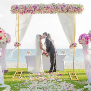 Vista detallada del soporte de fondo para arco de boda cuadrado pesado en la playa.