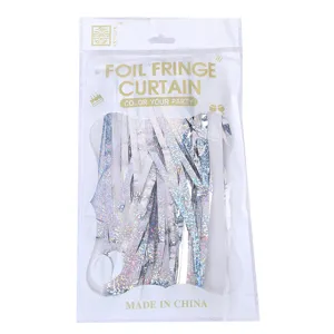 Tenda con frange di lamina argentata per feste, sfondo metallico lucido per decorazione.