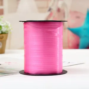Roze ballon lint rol voor feest bruiloft decoratie geschenkverpackung detail view