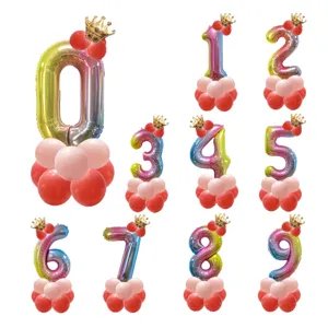 Globos de papel aluminio con números degradados y corona, perfectos para fiesta de cumpleaños.