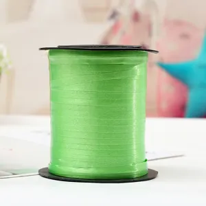 Groene ballon lint touw voor huwelijksfeest decoratie en geschenkverpackking rol detail.