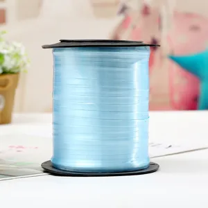 Lichtblauwe ballonlint spoel in detail, ideaal voor feestdecoratie en geschenkverpakking.