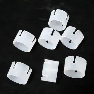 Vista detallada de anillos de plástico blanco para arcos de globos y decoraciones.