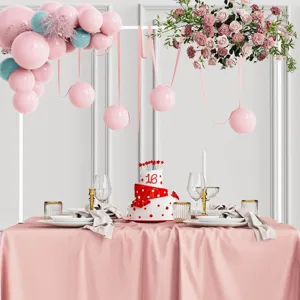 Detalle del arco rectangular de mesa con decoración de globos y arreglos florales para fiestas.