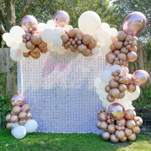 Fond de mur de paillettes chatoyantes avec arche de ballon et enseigne pour mariage deco.