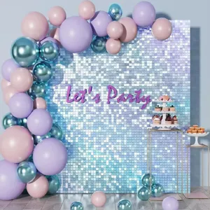 Mur de fond à sequins scintillants avec des ballons colorés pour fête et décoration de mariage.