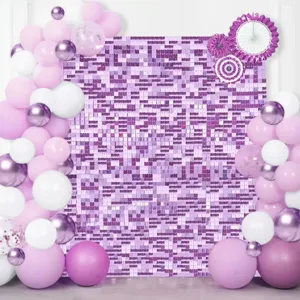 Fond de mur à sequins carrés avec arche de ballons pour déco de scène de mariage.