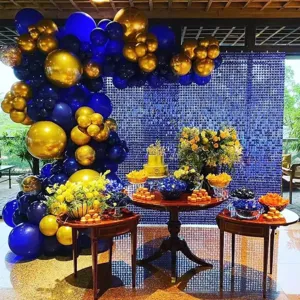 Guirlande de ballons bleu et or et mur de sequins scintillants pour fête décoration.