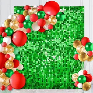 Vue détaillée d'un mur de fond en paillettes vertes décoré de ballons festifs colorés.