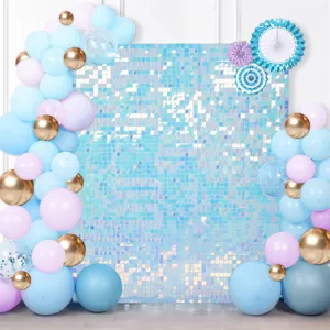 Fond de mur à paillettes scintillantes avec ballons et éventails pour fête mariage déco